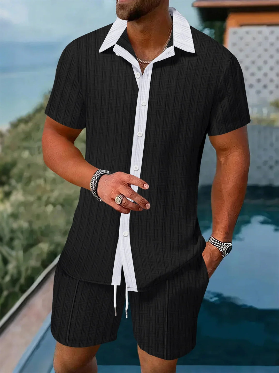 Moderner Herren Freizeit Zweiteiler mit Kurzarmhemd und Shorts. Lässiges Set für entspannte Sommertage und Urlaub.