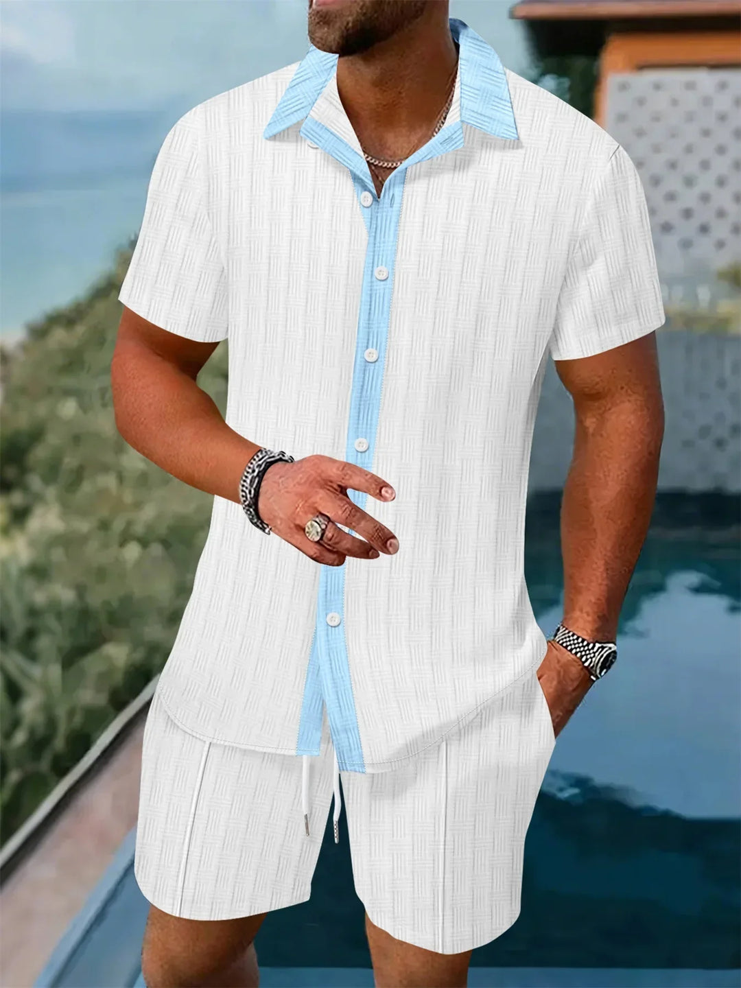 Mann trägt entspannten Herren Zweiteiler: lockeres Sommerhemd und Shorts. Ideal für Freizeit und warme Temperaturen.