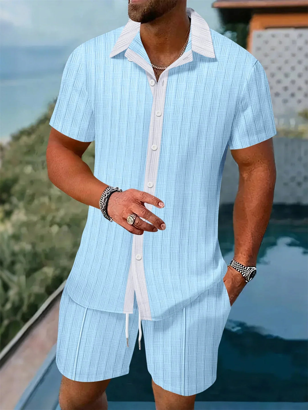Praktischer Herren Zweiteiler: Bequemes Kurzarmhemd und Shorts im Relaxed Fit. Perfektes Sommer-Set für jeden Tag.