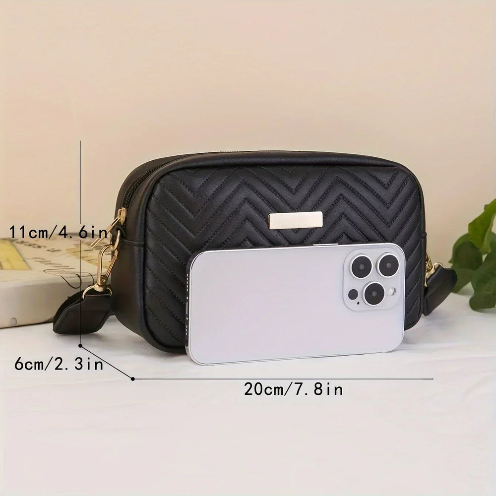 Moderne weiße Umhängetasche für Damen, gepolstert und minimalistisch. Ein schicker Alltagsbegleiter.