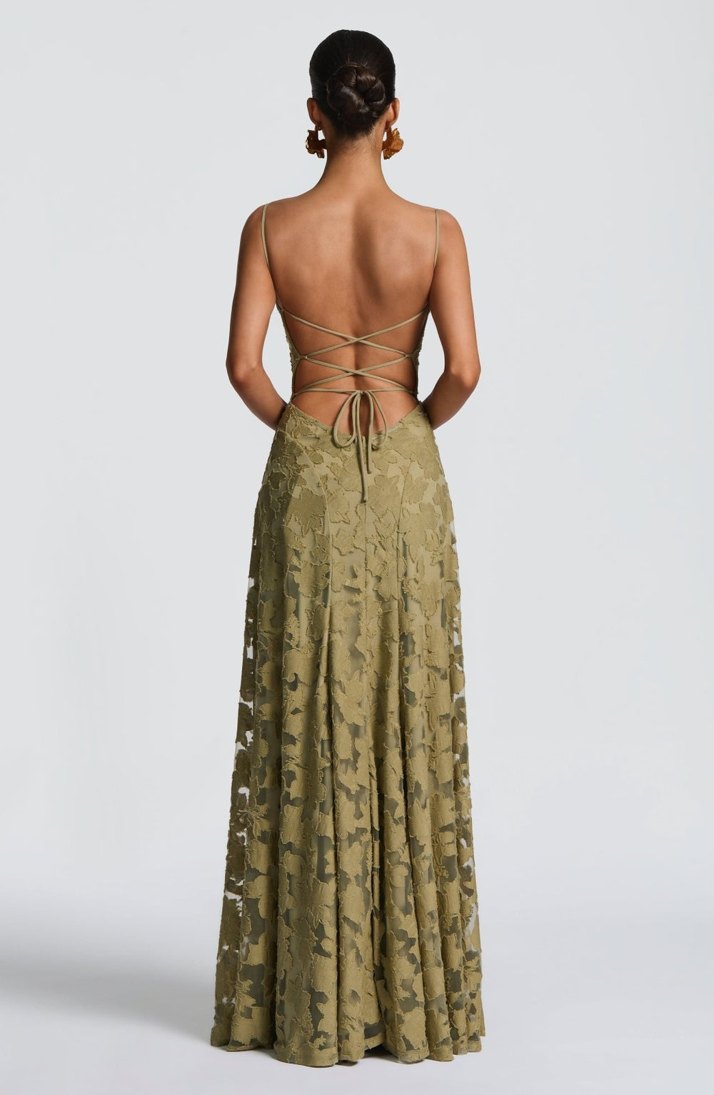 Luftiges Maxikleid für Damen: Sommerliches Blumenmuster, Wasserfall-Ausschnitt, verstellbare Träger.