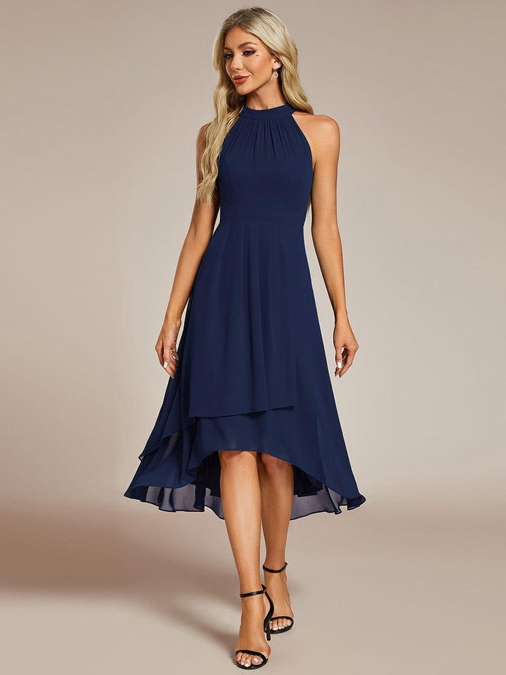 Modernes festliches Damenkleid, A-Linie, Halterneck, Midilänge, fließend für Sommerfeste.