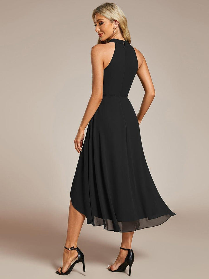 Fließendes A-Linie Midikleid mit Halterneck, festlich und elegant für Sommerparty oder Hochzeit.