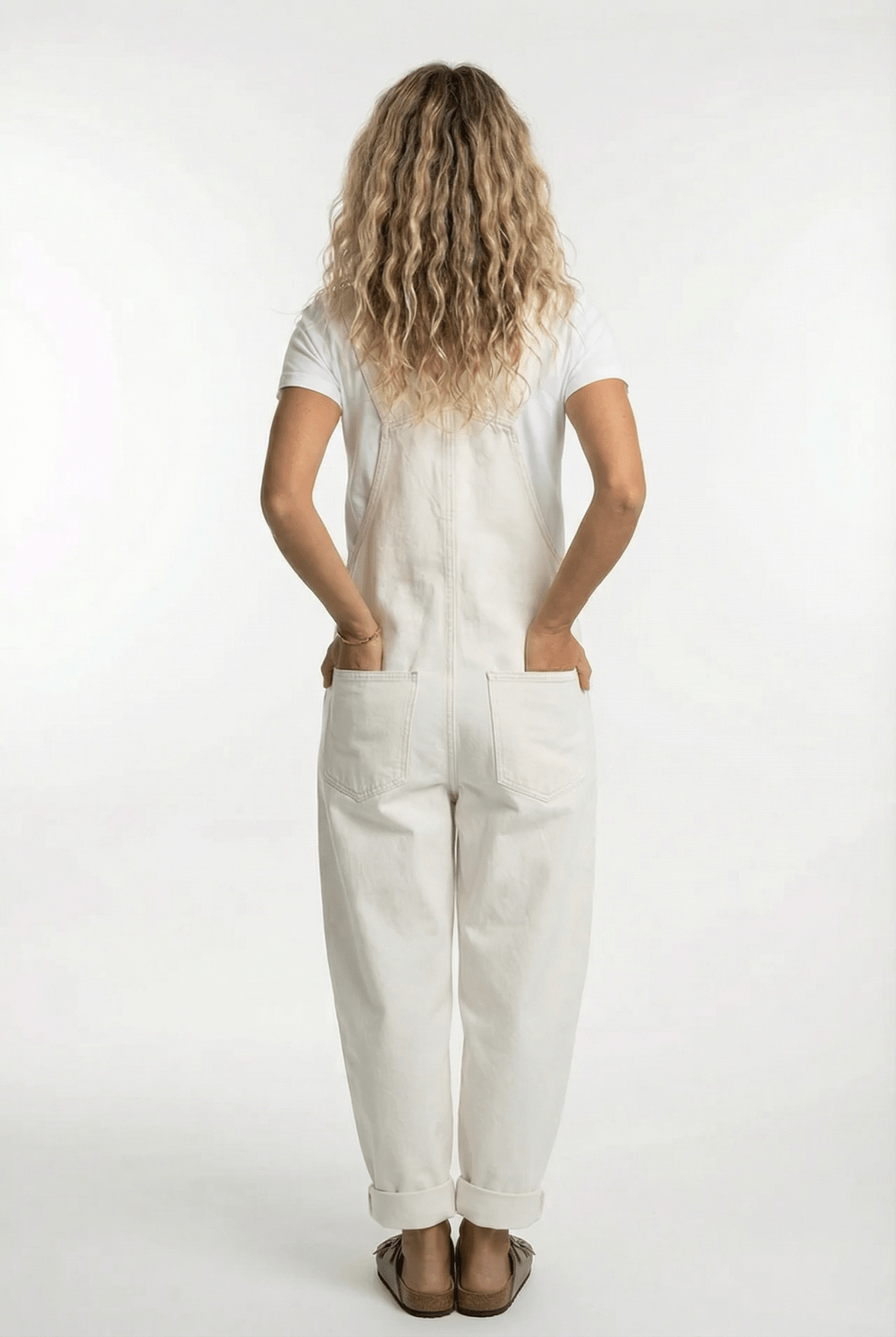 Trendige Damen Latzhose für entspannte Momente. Relaxed Fit Overall mit Details für eine moderne Frau.