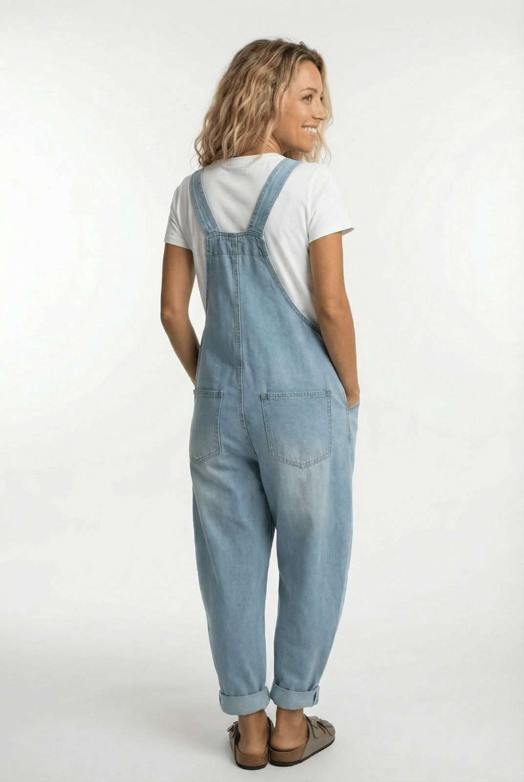 Weibliche Damen Latzhose mit angenehmem Tragegefühl. Der perfekte Jumpsuit für den Frühling, lässig & chic.