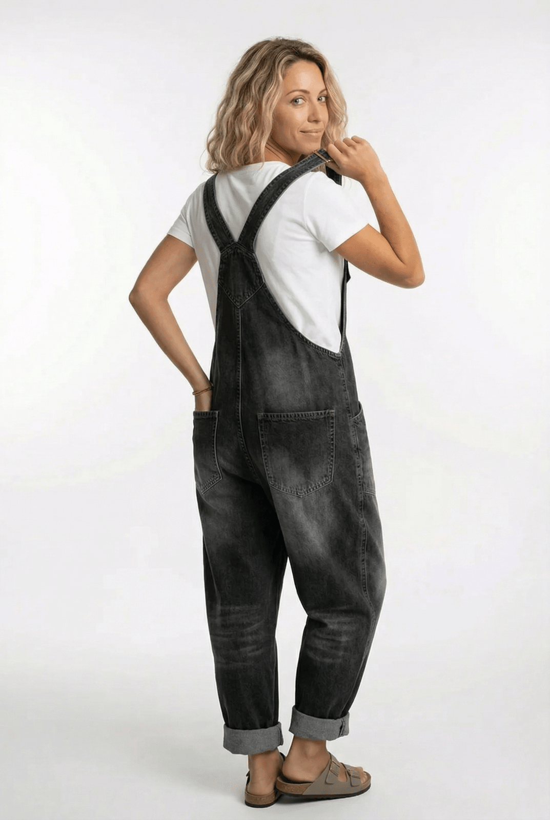 Vielseitige Damen Latzhose mit lockerer Passform und Seitentaschen. Perfekt für casual Outfits im Sommer.