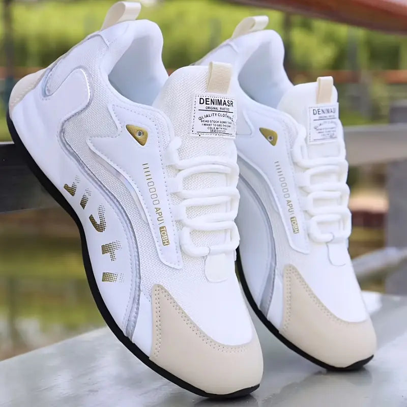 Komfortable Herren Sneakers, atmungsaktiv und rutschfest. Ideal für aktive Männer und lange Tage.