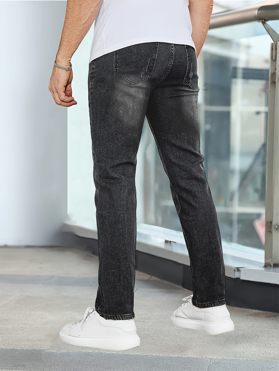 Robuste hellblaue Herren Stretch-Jeans, flexible und bequeme Passform, ideal für aktive Tage im Herbst.