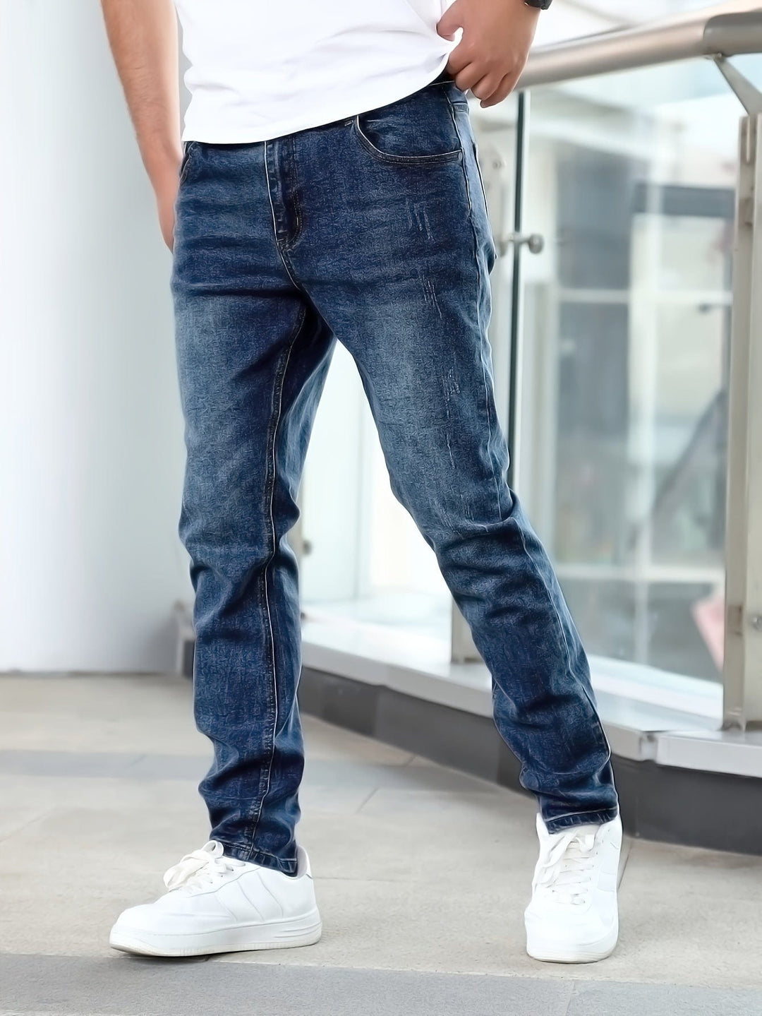 Hellblaue flexible Herren Stretch-Jeans, moderner Schnitt, ideal für den Herbst und alle Jahreszeiten.