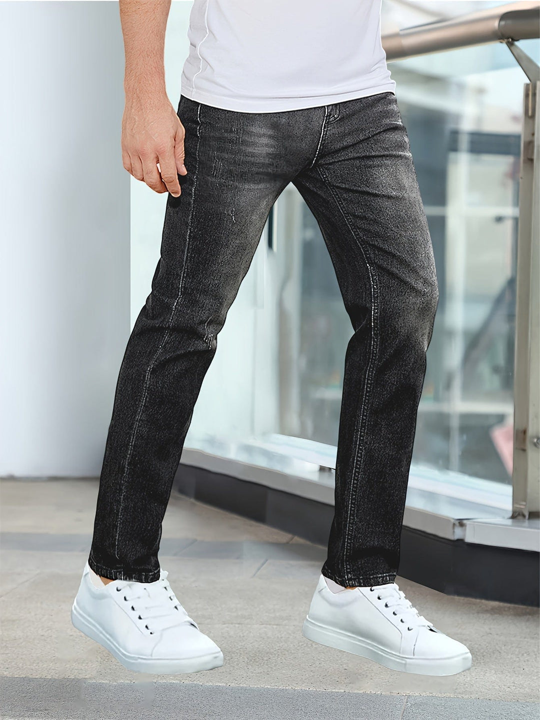 Nahaufnahme einer hochwertigen Herren Stretch-Jeans, Denim-Stoff mit flexibler Passform und feiner Textur.