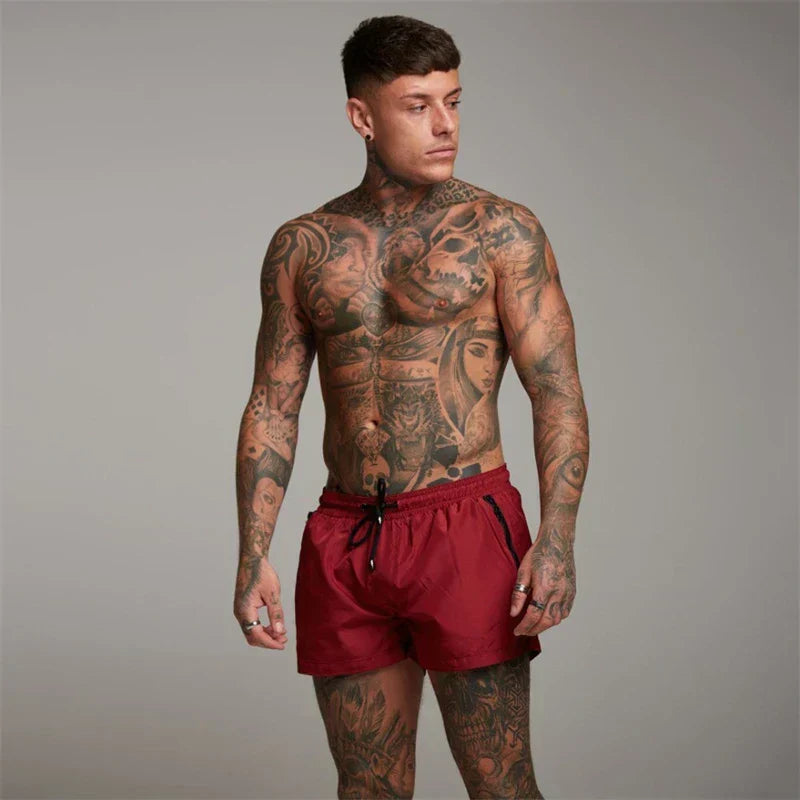 Moderne, schnelltrocknende Herren Badeshorts mit praktischen Reißverschlusstaschen für Sommer & Urlaub.
