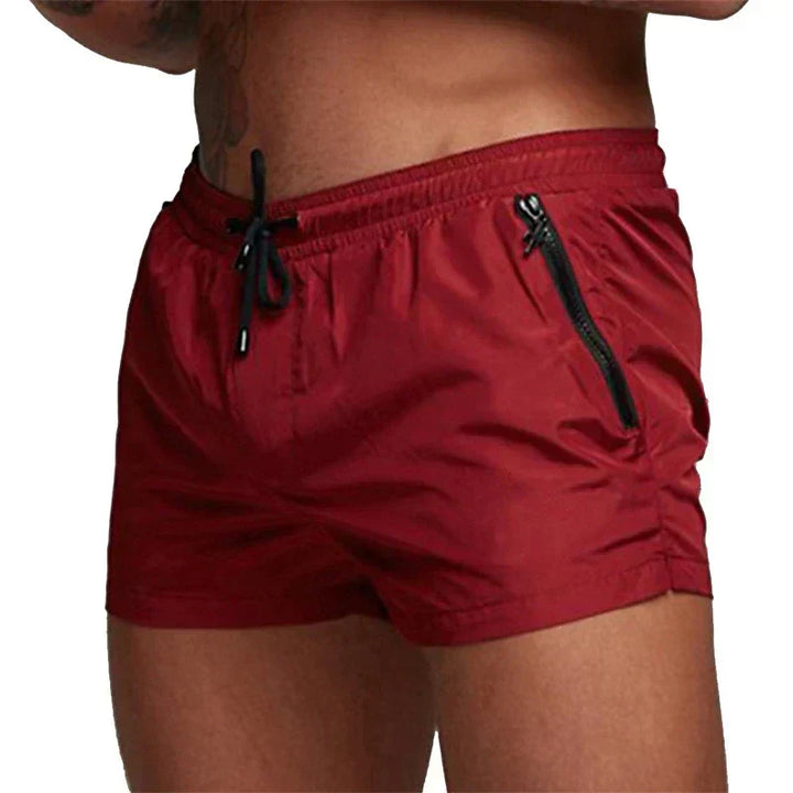 Detailansicht der Reißverschlusstasche an den modernen Herren Badeshorts von Zuri Fashion.