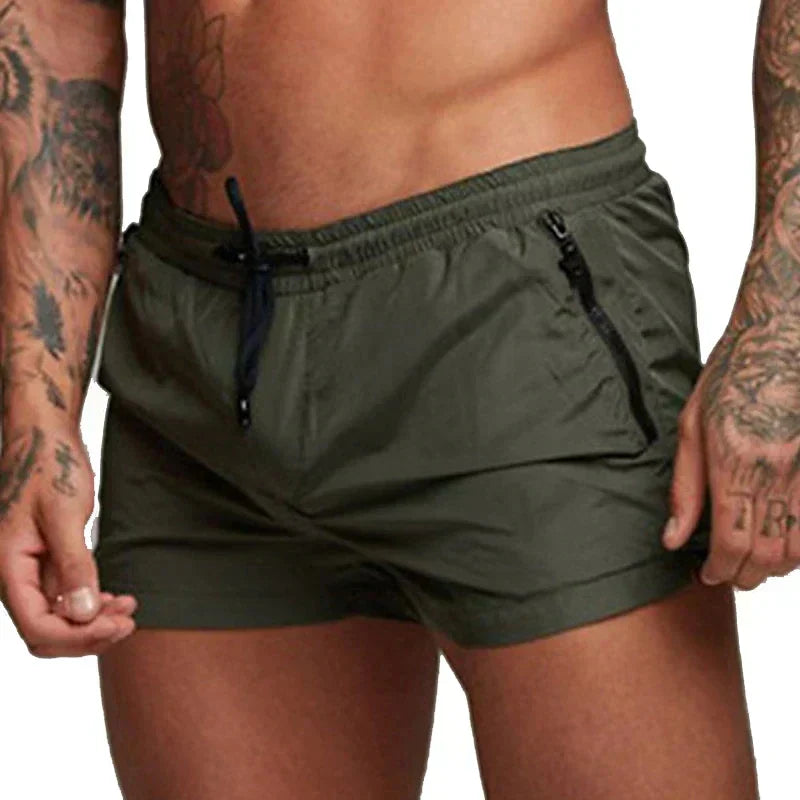 Seitenansicht der Zuri Fashion Herren Badeshorts, zeigt lockere Passform & modernes Design.