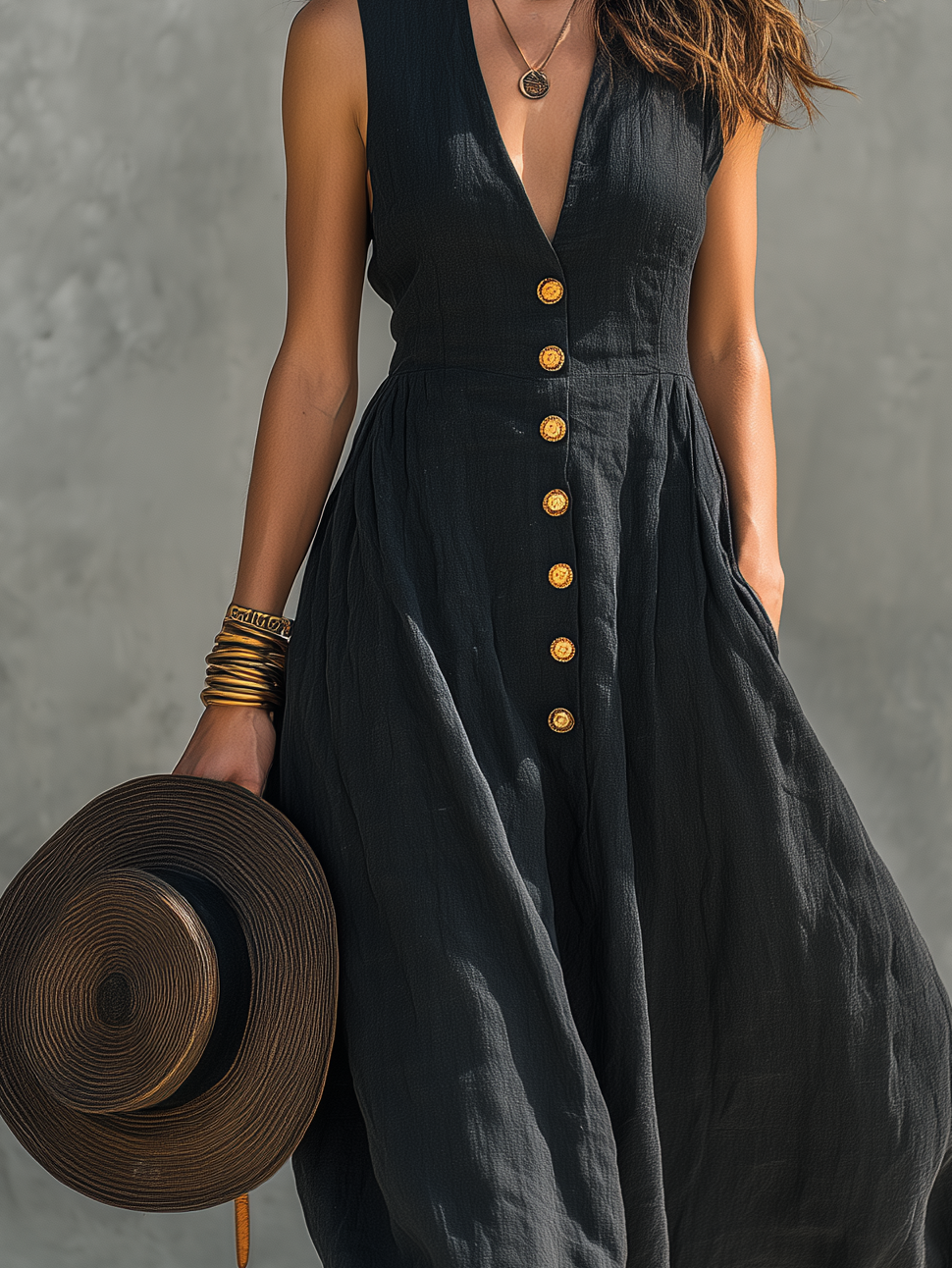 Schwarzes ärmelloses Damen Maxikleid mit V-Ausschnitt. Langes, elegantes Kleid für Freizeit & besondere Anlässe.