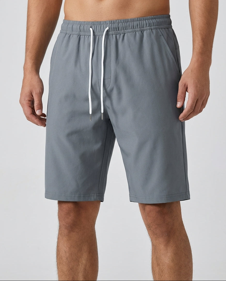 Modische Herren Sommershorts mit Kordelzug in Grau, ideal für Freizeit und Sport. Bequem und lässig.