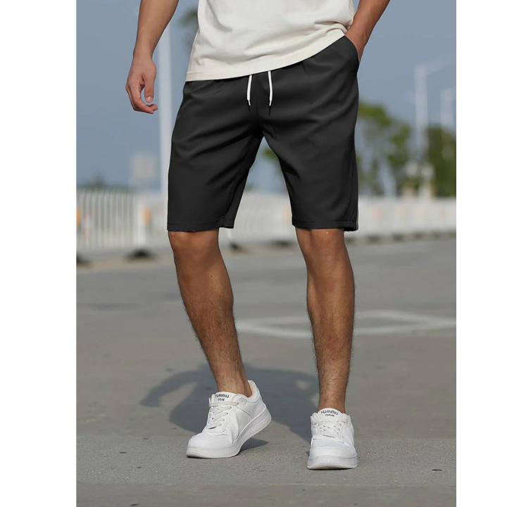 Aktiver Mann trägt stilvolle Herren Sommershorts mit Kordelzug, perfekt für Outdoor-Sport und Entspannung.