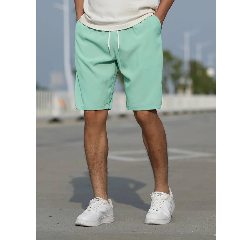 Detailansicht des Kordelzugs an bequemen Herren Sommershorts, ideal für eine individuelle Passform.