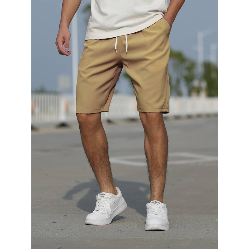 Moderne Herren Kurze Hosen mit Kordelzug in trendiger Farbe, für einen stilvollen und lässigen Sommerlook.