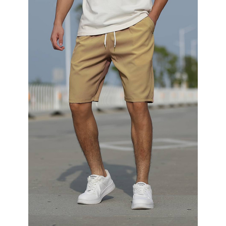Moderne Herren Kurze Hosen mit Kordelzug in trendiger Farbe, für einen stilvollen und lässigen Sommerlook.