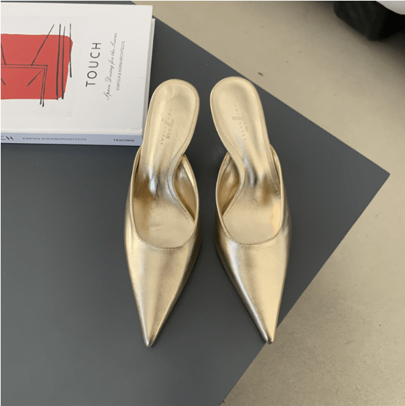 Trendige Damen Pumps im Pantoletten-Stil mit Absatz und spitzer Zehe, für stilbewusste Frauen.