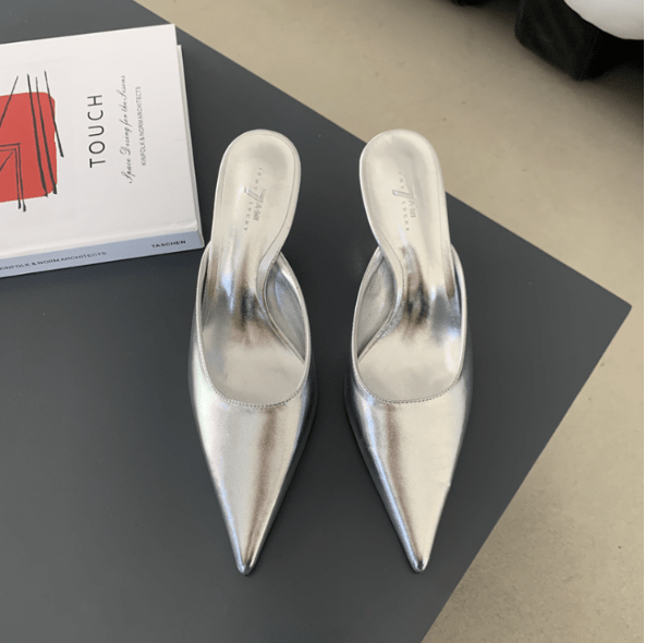 Business-taugliche Damen Pantoletten mit Absatz und spitz zulaufender Front für professionelle Eleganz.
