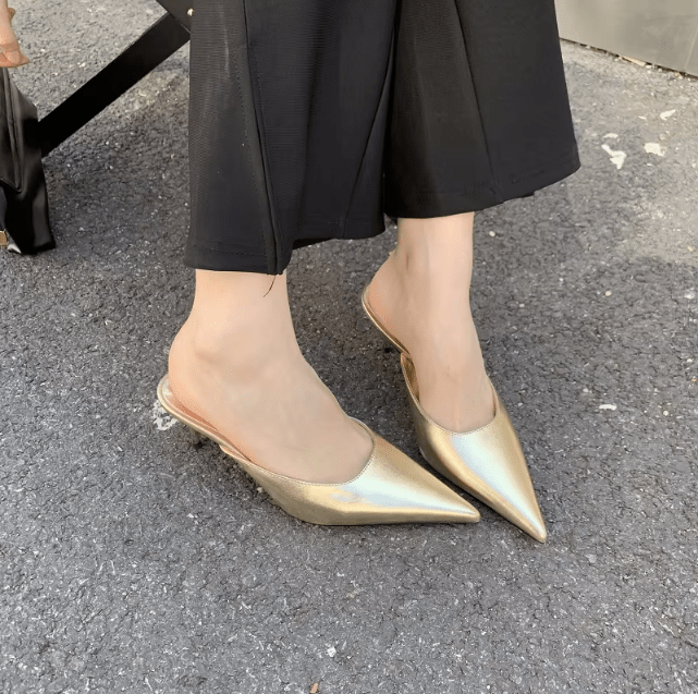 Zeitlose Damen Pumps-Pantoletten mit spitzer Zehe und Absatz, perfektionieren jeden Look.