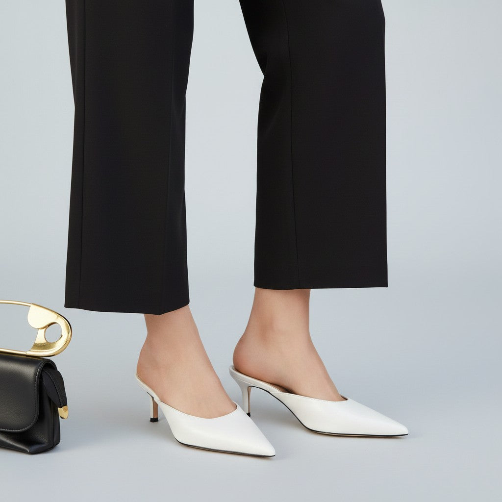 Moderne Absatz-Pantoletten für Damen mit elegantem Spitzfuß, perfekt für gehobene Outfits.