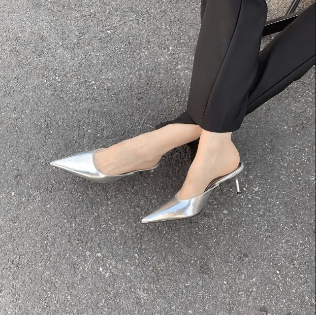 Hohe Absatz-Pantoletten für Damen mit schlankem Spitzfuß, ein Must-have für Abendgarderobe.