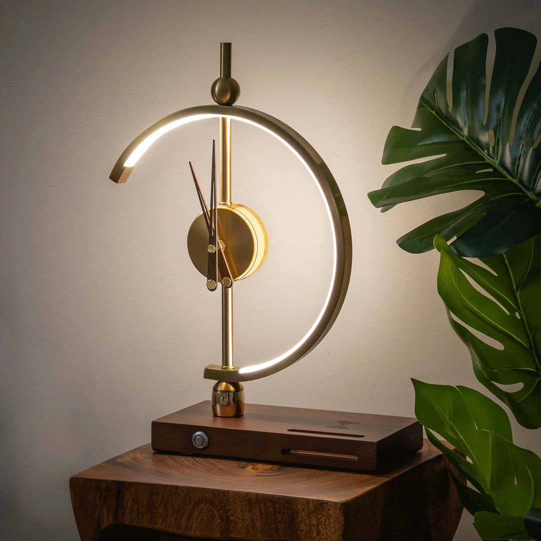 Elegante LED-Lampenuhr KyotoGlow mit kabelloser Ladefunktion. Perfekt für Nachttisch oder Schreibtisch.