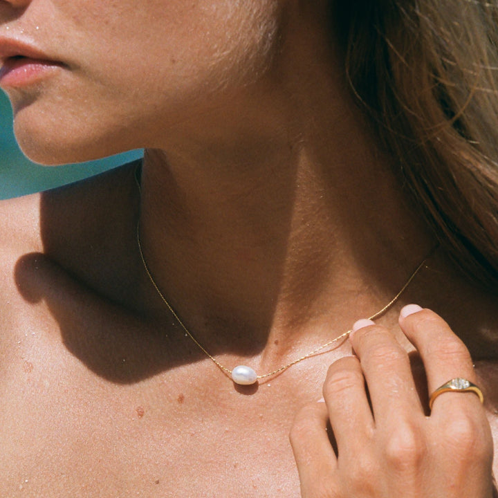 Verstellbare Damen Halskette mit Barockperlen. Ein wasserfestes & elegantes Choker Schmuckstück.