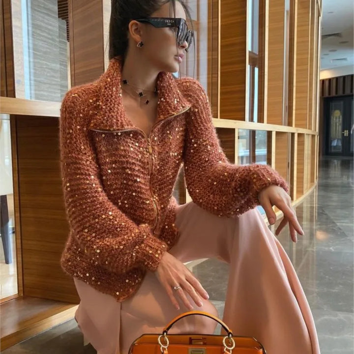 Warme und elegante Damenstrickjacke mit Glitzerakzenten, ideal für Komfort und Stil.