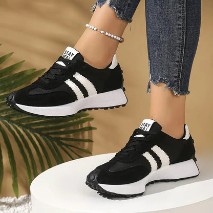 Stoßdämpfender Fersenbereich der orthopädischen Damen-Sneaker für maximale Entlastung & Wellness-Gefühl.