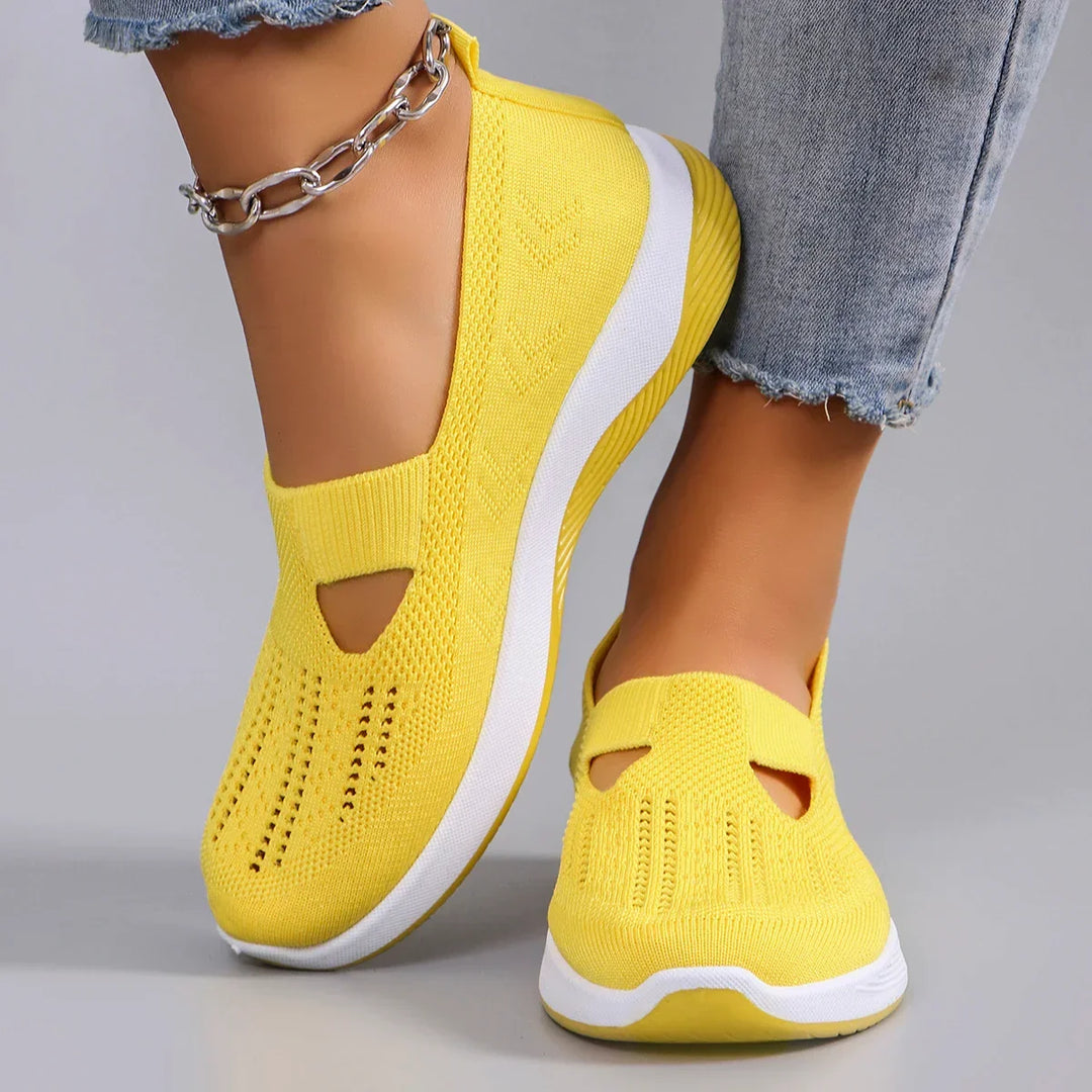 Orthopädische Damenschuhe von hinten, mit stabiler Ferse für optimalen Halt, Komfort und Fußgesundheit.
