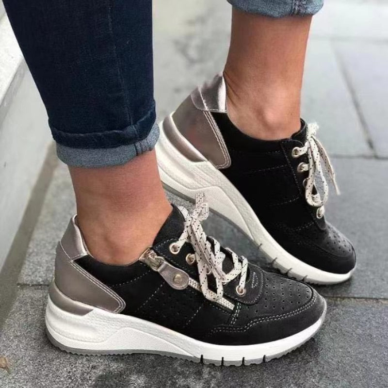Sportliche Damen Plateau Sneaker mit dicker Sohle, orthopädisch und bequem, ideal für den aktiven Alltag.