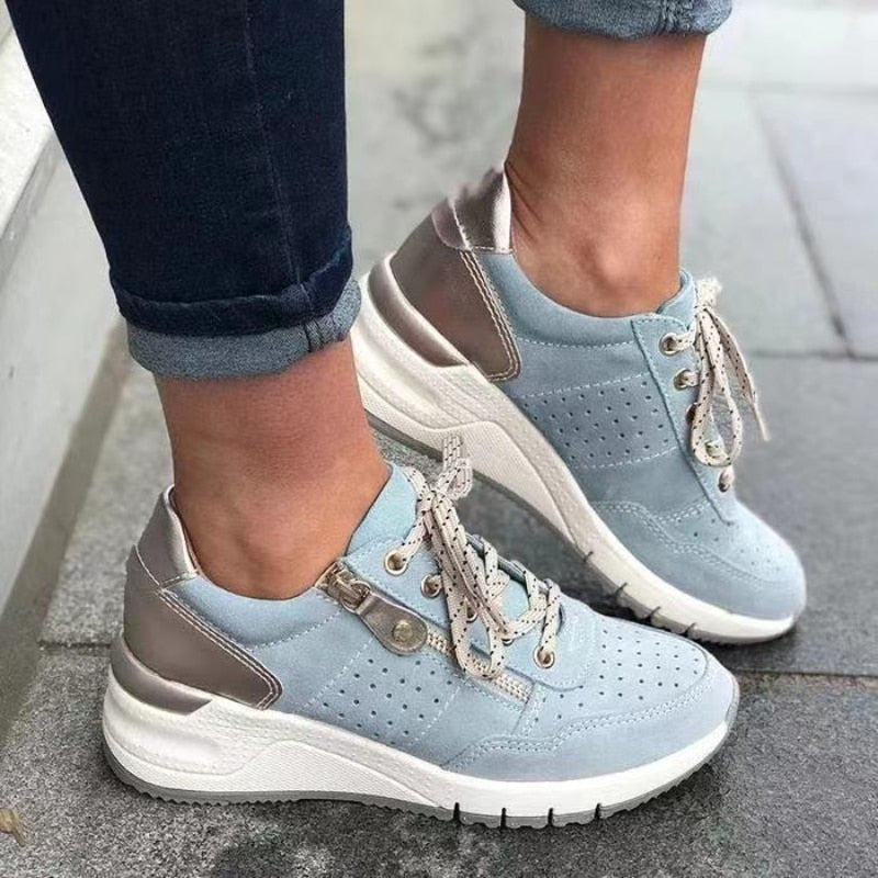 Modische Damen Plateau Sneaker, sportlich-elegant und bequem, perfekt für Freizeit und Mode.