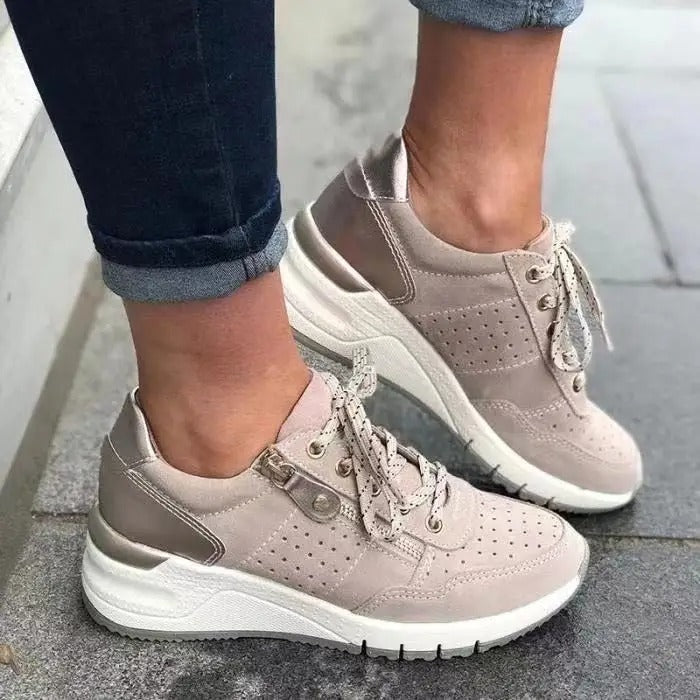 Orthopädische Komfortschuhe für Damen: Bequeme Plateau Sneaker bieten Halt und Stil für lange Tage.