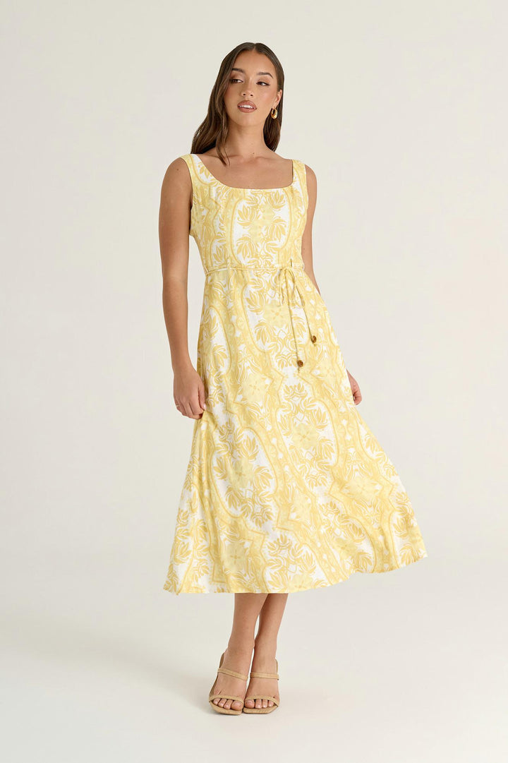 Damen Maxikleid in Gelb mit farbenprächtigem Blumenmuster. Ärmelloses Sommerkleid mit Quadrat-Ausschnitt & Bindegürtel.