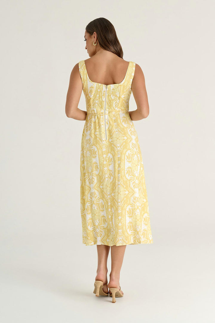 Luftiges gelbes Damen-Maxikleid mit Blumenmuster. Sommerliches A-Linien Kleid, ärmellos, mit Bindegürtel für Urlaub.