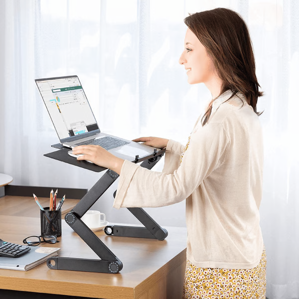 Ergonomischer FlexStand Laptopständer für gesunde Haltung am Schreibtisch. 360° verstellbar für optimalen Komfort.