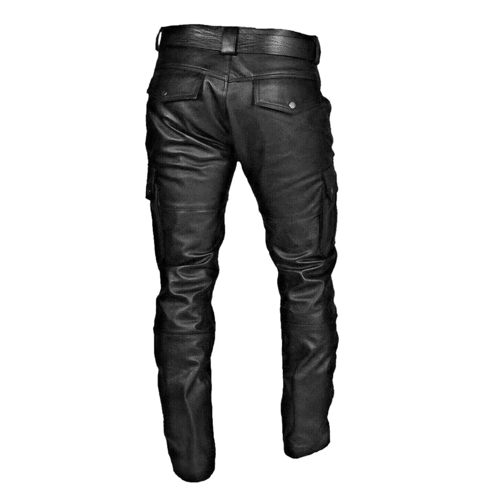Detailansicht der schwarzen RoadVance Herren Lederhose, zeigt Textur und Reißverschlüsse im markanten Biker-Stil.