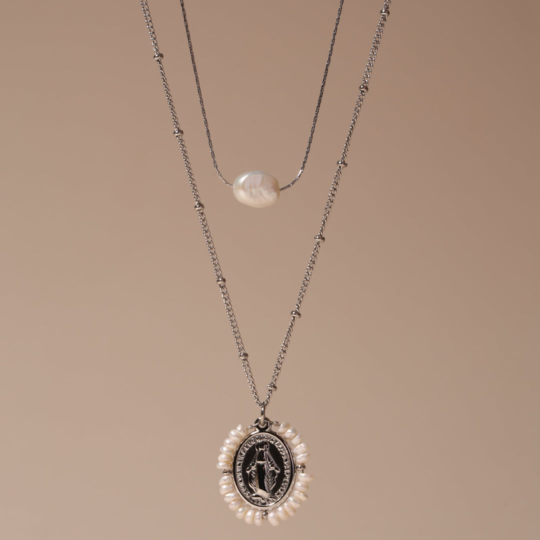 Dame trägt stilvolle Barockperlen Choker Halskette. Verstellbarer, wasserfester & eleganter Halsschmuck.