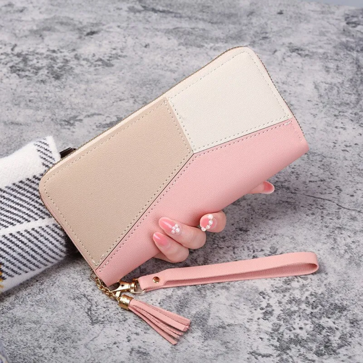 Nahaufnahme der blauen geometrischen Damen Geldbörse. Modernes, elegantes Accessoire für Frauen mit viel Stil.