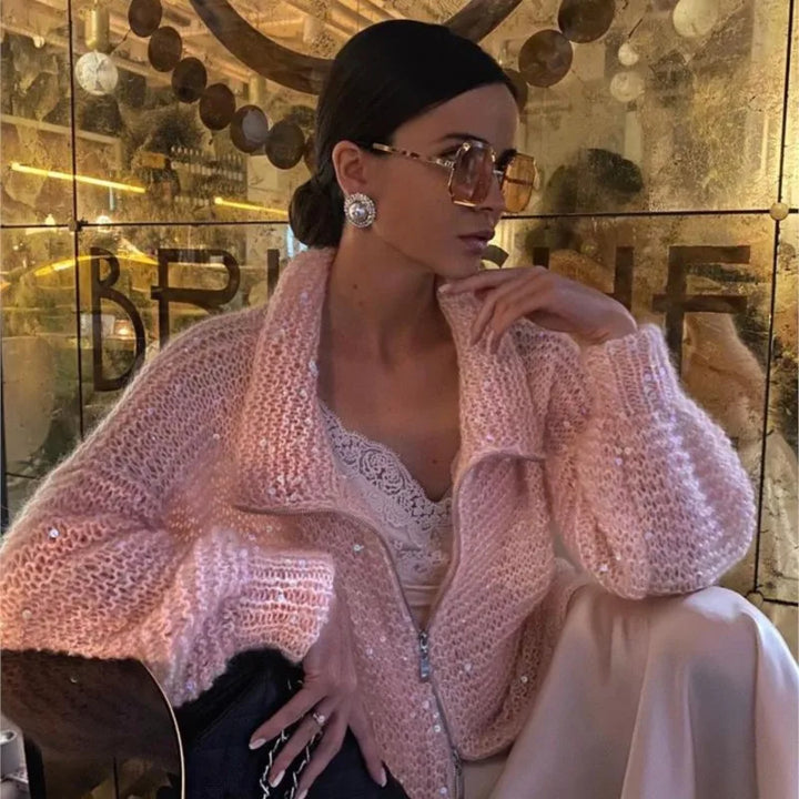 Glitzernde Damenstrickjacke, perfekt für festliche Events und elegante Herbstbekleidung.