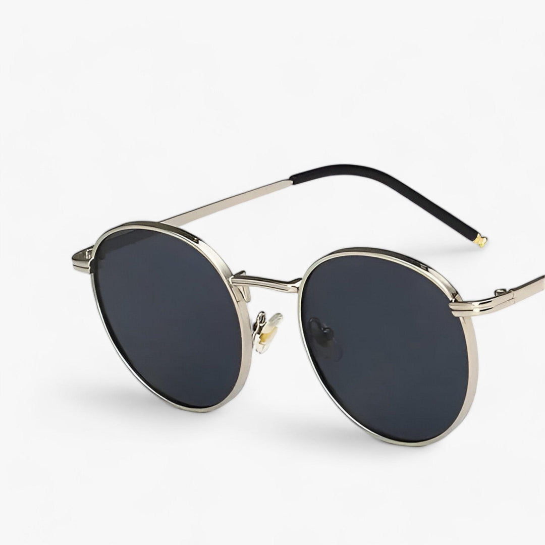 Unisex Sonnenbrille am Strand, ideal für Sommer, Reise & Freizeit. Runde Retro Brille mit UV-Schutz.