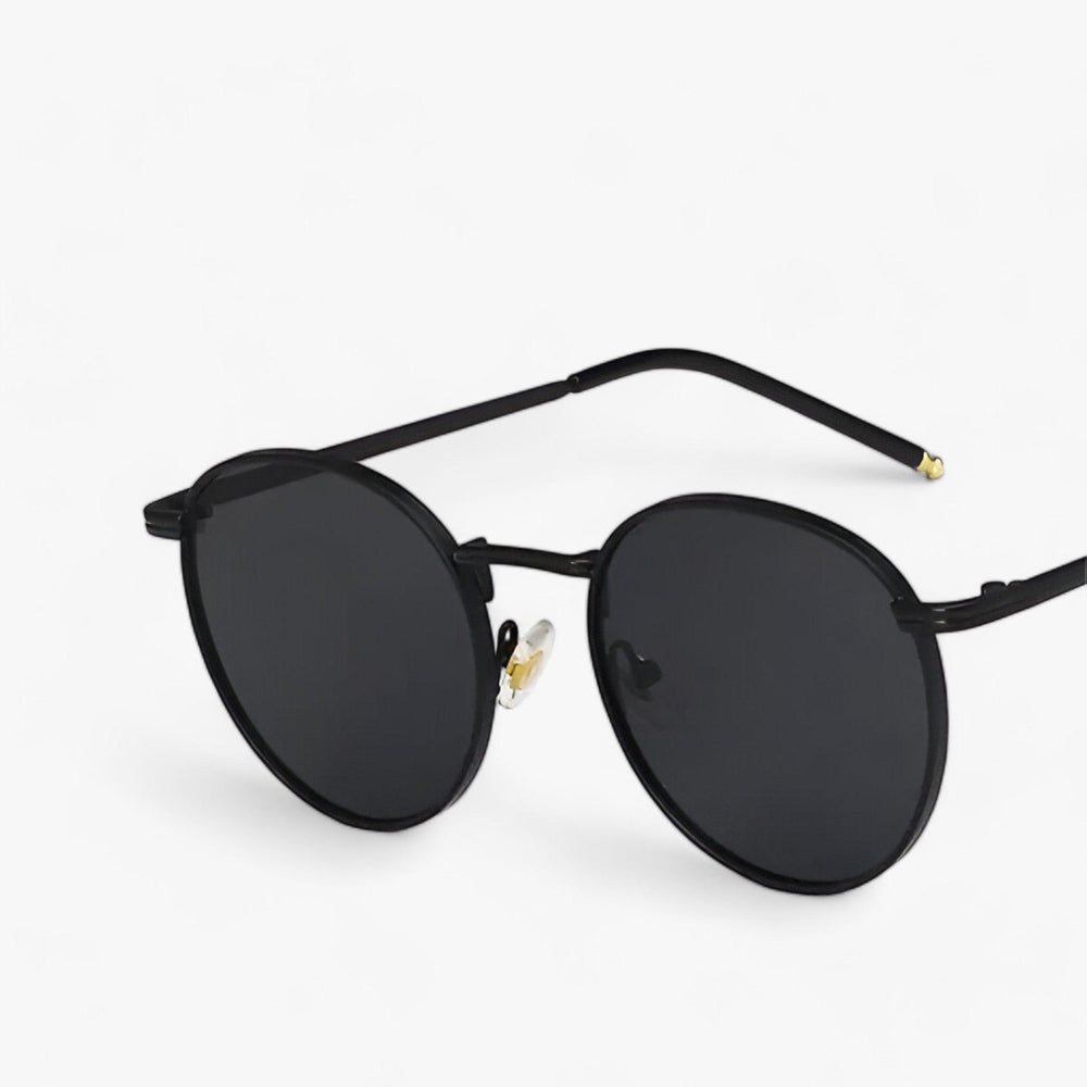 Moderne, leichte Unisex Sonnenbrille von der Seite, ideal für Freizeit und Reise, mit robustem Rahmen.