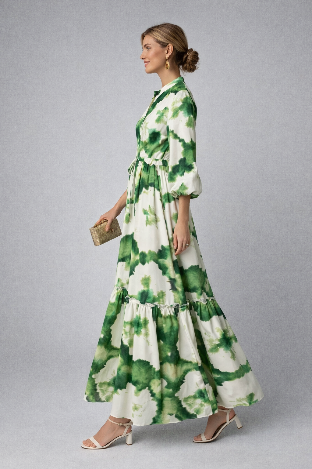 Grünes Damen Maxikleid mit elegantem V-Ausschnitt und fließendem Boho-Allover-Print. Ideal als bequemes Sommerkleid.