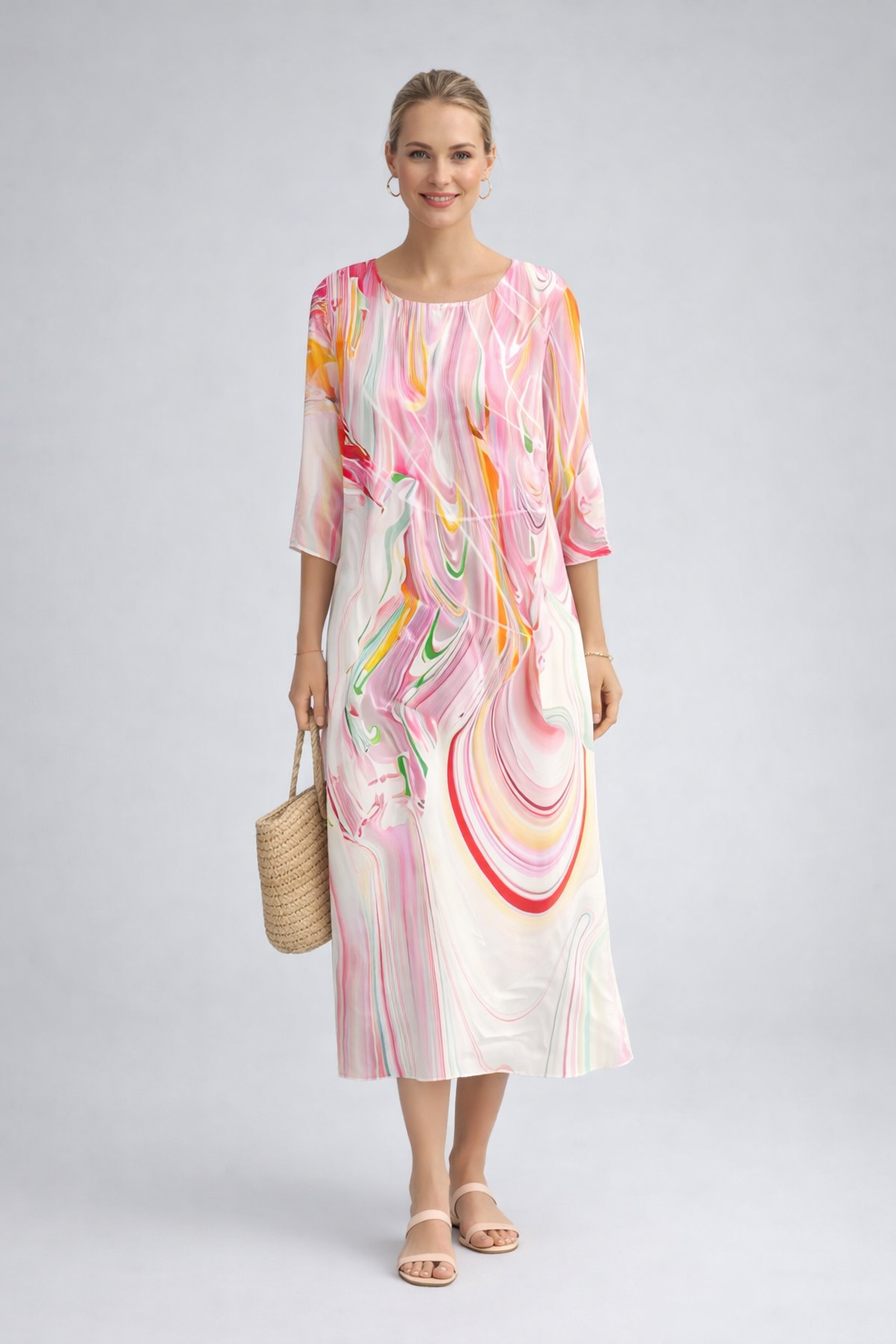 Frontansicht: Damen Sommer Midikleid mit stilvollem Blumenmuster. Ein leichtes, vielseitiges Kleid für warme Tage.