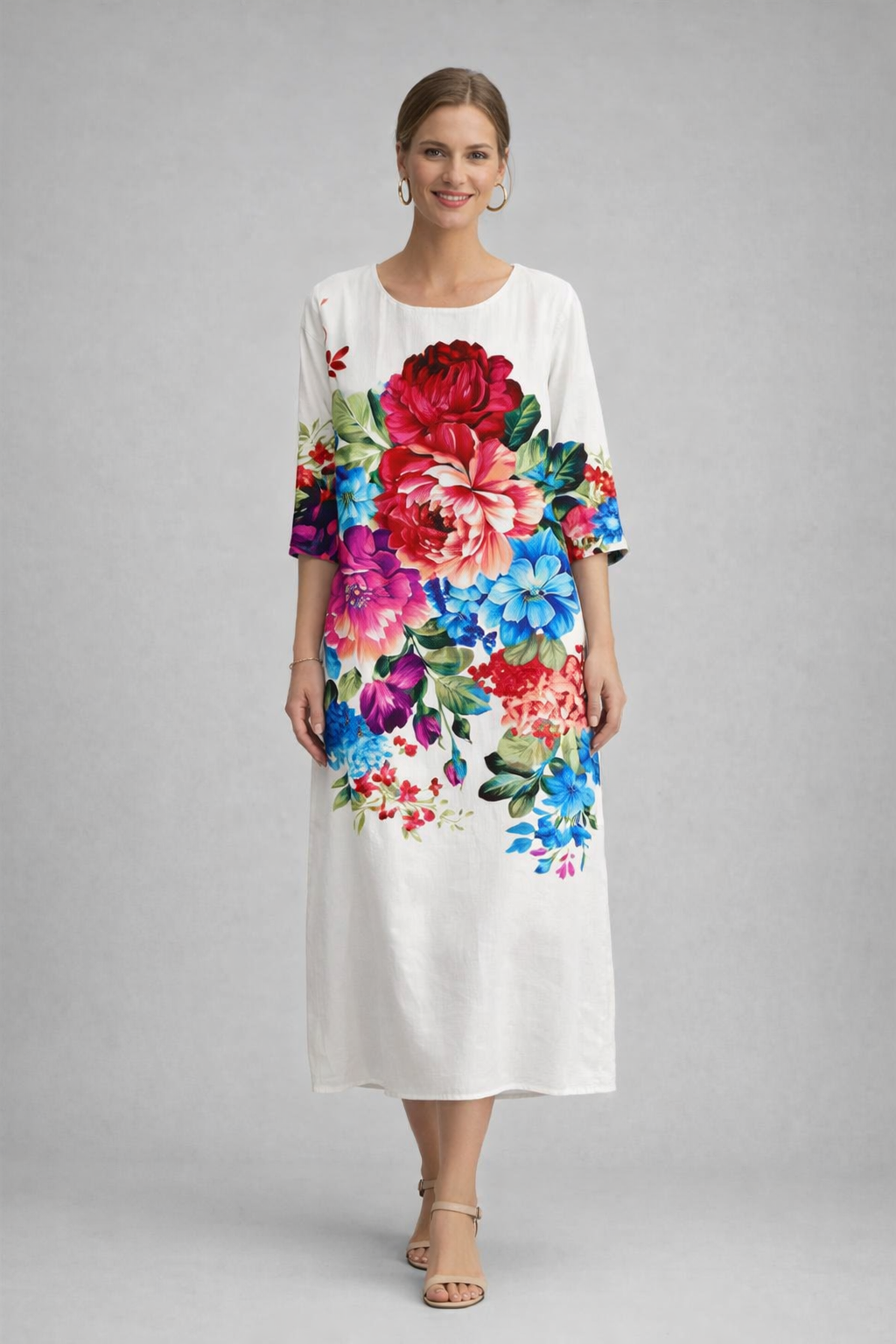 Model trägt ein luftiges Damen Sommer Midikleid mit Blumenmuster, perfekt für einen eleganten Sommerlook.