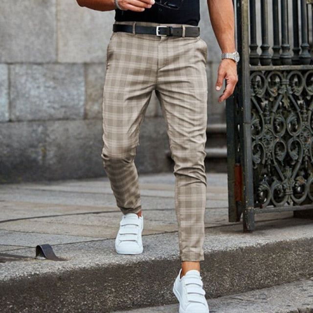 Hochwertige Herrenhose Slim Fit, klassisches Karomuster, schmal geschnitten für einen modernen eleganten Stil.