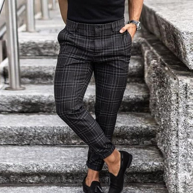 Modische karierte Herren-Slim-Fit-Hose, schmal zulaufend, perfekt für einen zeitgemäßen Herrenmode-Look.